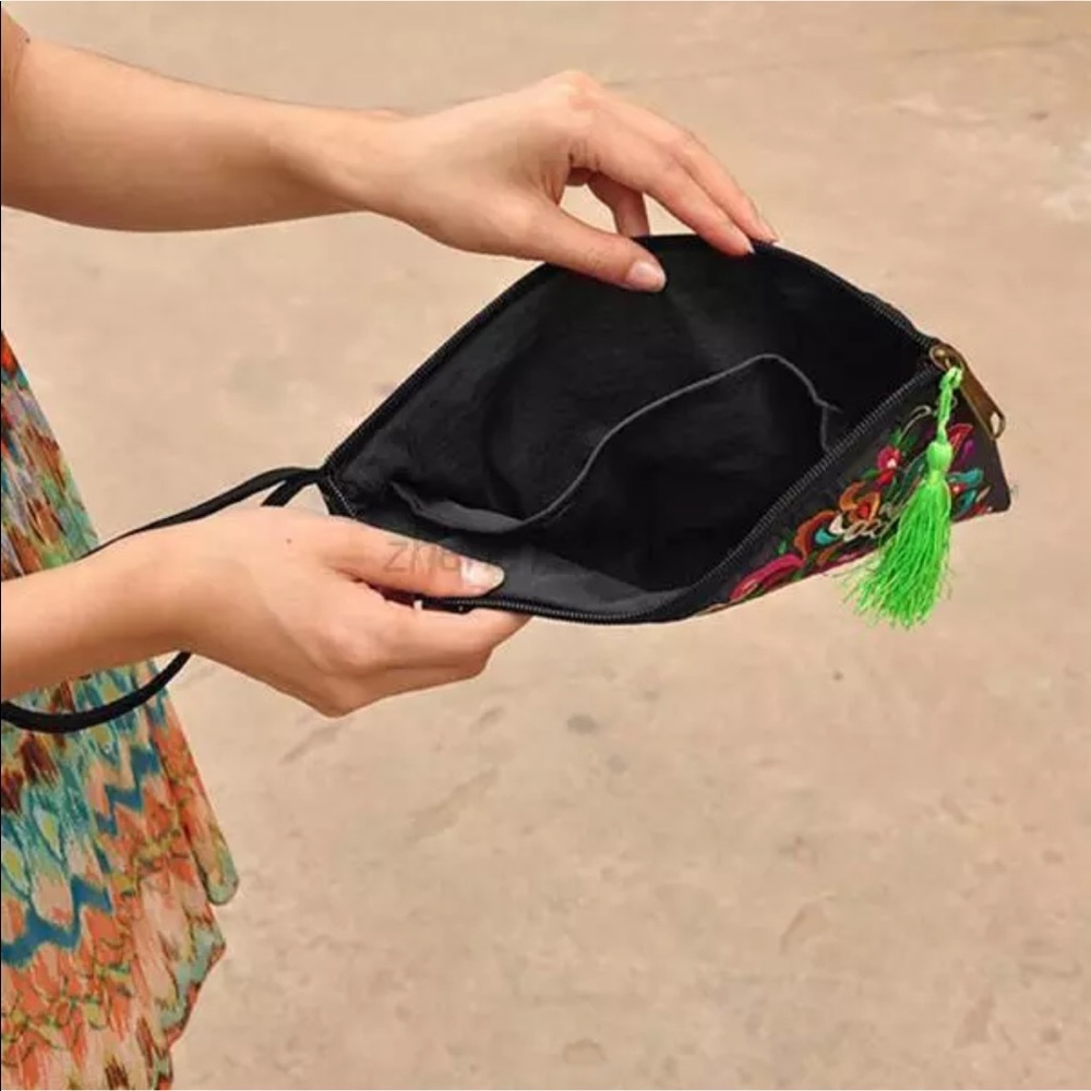 Embroidered hand bag - Picture 6 of 8